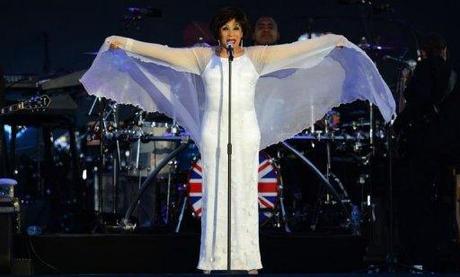 DAME SHIRLEY BASSEY, MERAVIGLIOSA, AL DIAMOND JUBILEE CONCERT http://www.france24.com/en/files/imagecache/aef_ct_wire_image_lightbox/images/afp/photo_1338845830754-1-0.jpg?1338859812