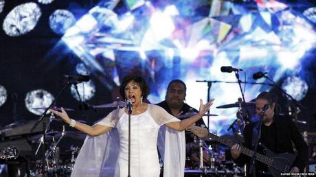 DAME SHIRLEY BASSEY, MERAVIGLIOSA, AL DIAMOND JUBILEE CONCERT http://news.bbcimg.co.uk/media/images/60697000/jpg/_60697126_014944778-1.jpg