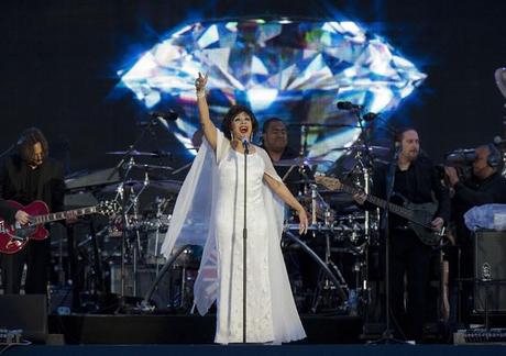 DAME SHIRLEY BASSEY, MERAVIGLIOSA, AL DIAMOND JUBILEE CONCERT http://i2.cdnds.net/12/23/618x436/showbiz_diamond_jubliee_concert_9.jpg