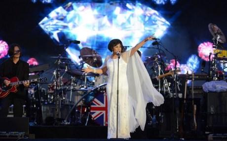 DSB1 DAME SHIRLEY BASSEY, MERAVIGLIOSA, AL DIAMOND JUBILEE CONCERT