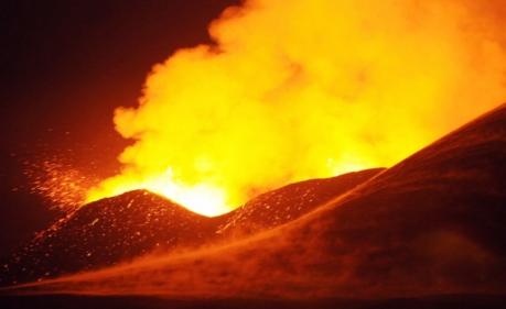 IL VULCANO FUEGO IN FIAMME