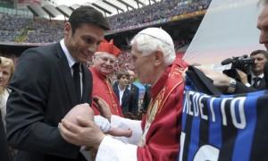 Il breve incontro tra Javier Zanetti, Franco Baresi e Benedetto XVI