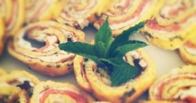 Girelle di frittata con salmone, robiola e caprino Girelle di frittata con salmone, robiola e caprino