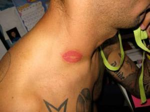 Roma : a smascherare il rapinatore il tatuaggio del bacio sul collo. Arrestato.
