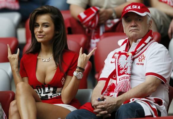 foto-ecco-una-super-sexy-tifosa-della-polonia-L-hg2vVT.jpeg