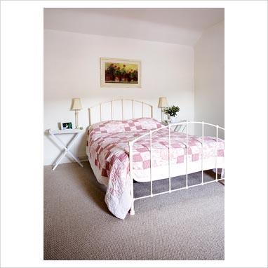 Appuntamento al cottage : a white and red cottage... Appuntamento al cottage : a white and red cottage...