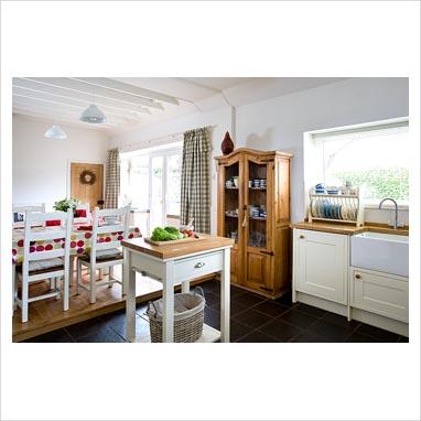 Appuntamento al cottage : a white and red cottage... Appuntamento al cottage : a white and red cottage...