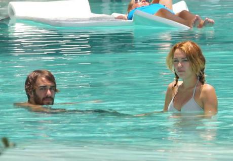 Miley Cyrus in piscina a Miami