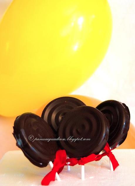 Lollipop al cioccolato e cocco (Chocolate and coconut lollipop)