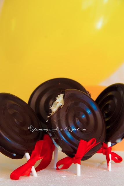 Lollipop al cioccolato e cocco (Chocolate and coconut lollipop)
