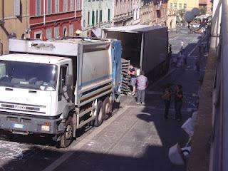 Sabato mattina ore 8.30Apro il portone e mi siedo al bar,...