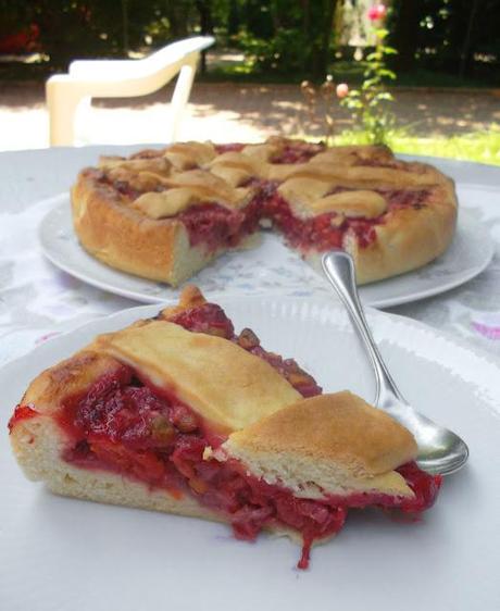 CROSTATA DI FRAGOLE, CILIEGIE E PISTACCHI CROSTATA DI FRAGOLE, CILIEGIE E PISTACCHI