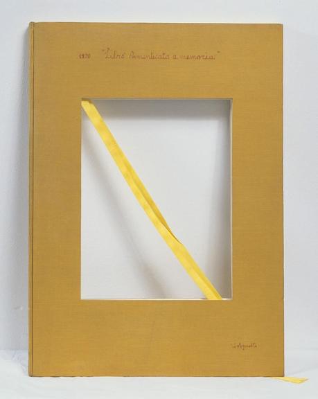 Libro dimenticato a memoria, 1970, libro fustellato al centro con copertina in tela, 70 x 50 cm, Archivio Vincenzo Agnetti, Milano