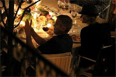 George Clooney a Villa D'Este con Stacy Keibler e un cappello in testa