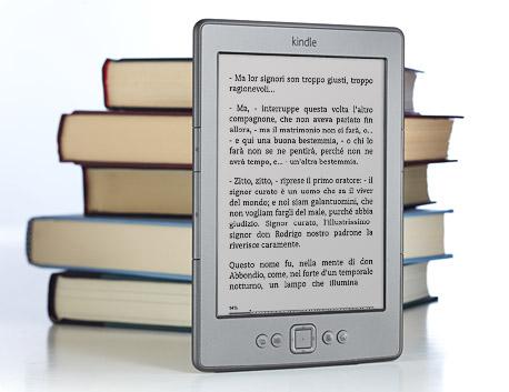 Il sorpasso del fatturato dell'e-book sul cartaceo Il dispositivo di lettura Kindle contiene fino a 1.400 libri