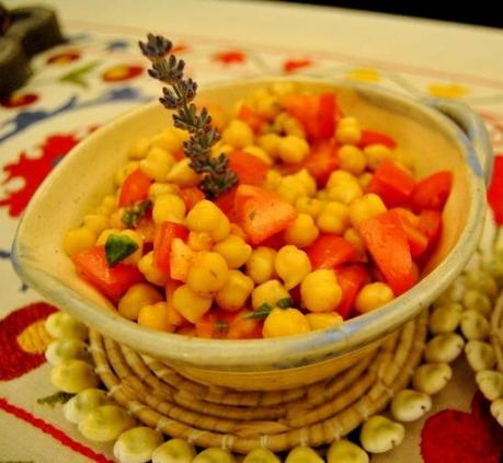 Insalata tiepida di ceci con zafferano e lavanda.