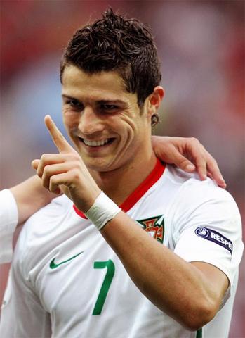 VIDEO – Ecco l’ennesima rete di Cristiano Ronaldo,che trascina il Portogallo in semifinale!