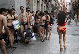 Capi gratis a chi arriva in mutande Capi gratis a chi arriva in mutande