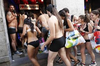 Capi gratis a chi arriva in mutande Capi gratis a chi arriva in mutande