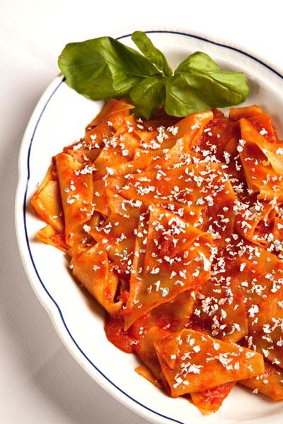 Maltagliati al pomodoro fresco e basilico con briciole d'argento