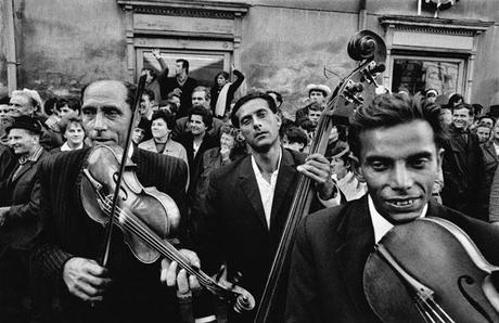Grandi immagini, pezzi di vita: quando una foto racconta Tra leggenda e nostalgia: gli zingari di Koudelka a Milano