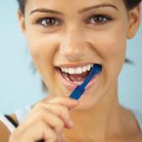 Lavarsi i denti subito dopo mangiato fa bene o male allo smalto?