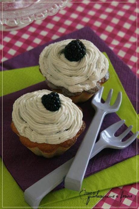 coconut cupcakes con frosting alle more