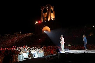 Bologna. Concertone per l’Emilia. È l’Italia che fischia e applaude che canta e urla disperazione. Bologna. Concertone per l’Emilia. È l’Italia che fischia e applaude che canta e urla disperazione.
