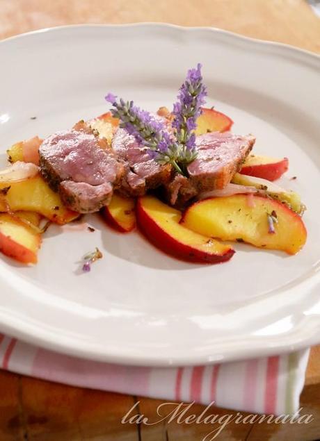 Petto d’anatra laccato al miele con pesche e cipollotti arrostiti, al profumo di lavanda.