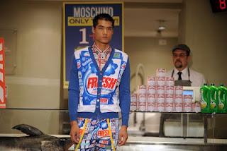 Uomini al supermarket per Moschino!