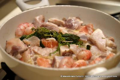 il pesce facile: spezzatino di ricciola, palamita, gamberi viola e salmone al profumo di finocchietto
