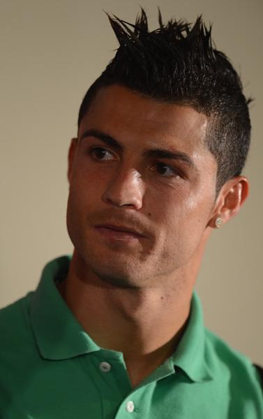 NUOVO TAGLIO DI CAPELLI DI CRISTIANO RONALDO NUOVO TAGLIO DI CAPELLI DI CRISTIANO RONALDO
