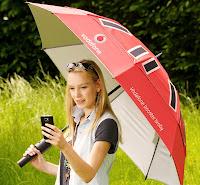 Vodafone lancia Booster Brolly: molto più di un semplice ombrello,  ricarica il cellulare e potenzia il segnale.