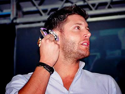 Jensen Ackles si ficca il cellulare nel padiglione auricolare