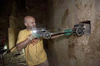 Le imprese del robot Djedi nella Grande Piramide