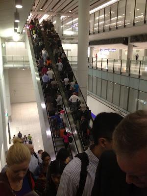 Emergendo dalla stazione del treno dell'aeroporto di Honk Kong