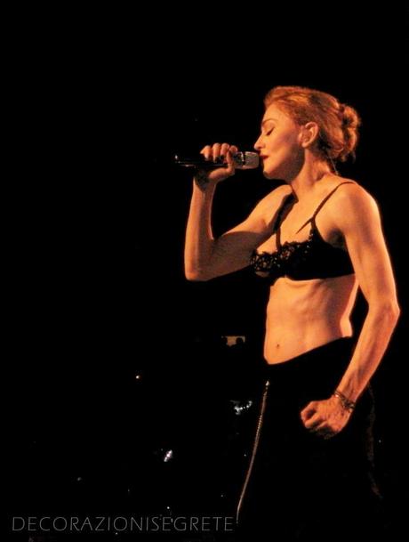 MADONNA SI COMMUOVE E PIANGE DURANTE IL CONCERTO DI BERLINO