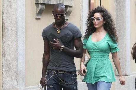 mario balotelli, calciatore, manchester, festeggiare, paternità, test