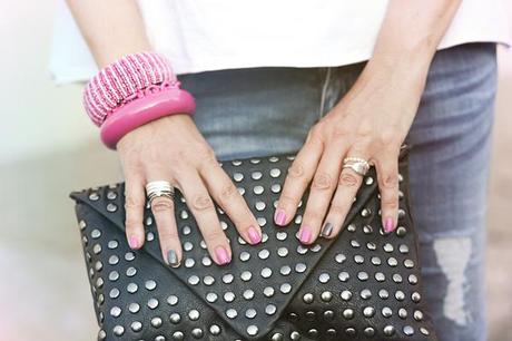 Smilingischic outfit clutch borchiata manicure due colori Any lock…a caprice!