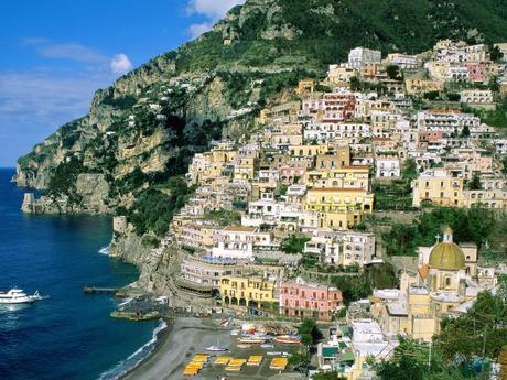 Campania, con Emilia e Toscana,le mete più cliccate dell'estate