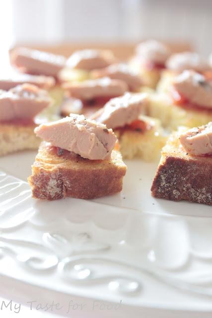 Crostini al foie gras, chutney e ... sale rosa