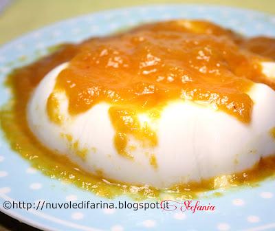 Panna cotta all'orzata con coulis di pesche e miele di timo