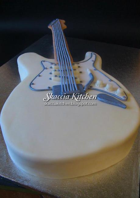 GUITAR CAKE