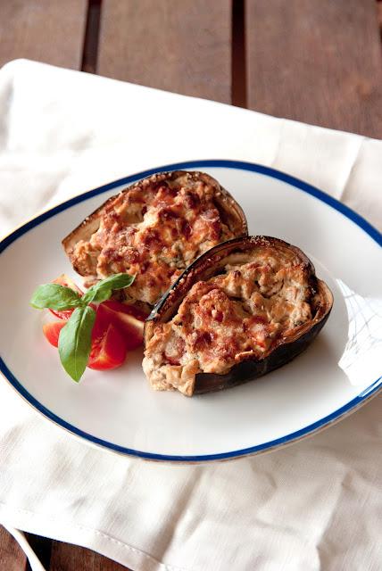 Melanzane ripiene con ricotta e acciughe (Aubergines filled with ricotta cheese and anchovies) Melanzane ripiene con ricotta e acciughe (Aubergines filled with ricotta cheese and anchovies)