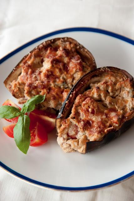 Melanzane ripiene con ricotta e acciughe (Aubergines filled with ricotta cheese and anchovies) Melanzane ripiene con ricotta e acciughe (Aubergines filled with ricotta cheese and anchovies)