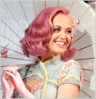 Moda 2012: spopolano sui capelli i riflessi rosa