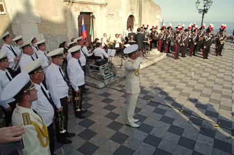 La banda della Flotta russa e quella dell’Esercito italiano a Taormina.