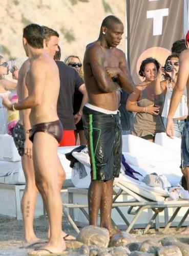 ibiza, mario balotelli, champagne, donne, raffaella fico