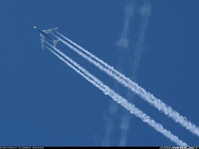 Un vecchio libro di meteorologia conferma: le scie di condensa si formano lontano dai motori. 30 anni dopo il direttore del servizio meteorologico dell’aeronautica militare afferma il contrario