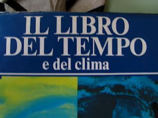 Un vecchio libro di meteorologia conferma: le scie di condensa si formano lontano dai motori. 30 anni dopo il direttore del servizio meteorologico dell’aeronautica militare afferma il contrario